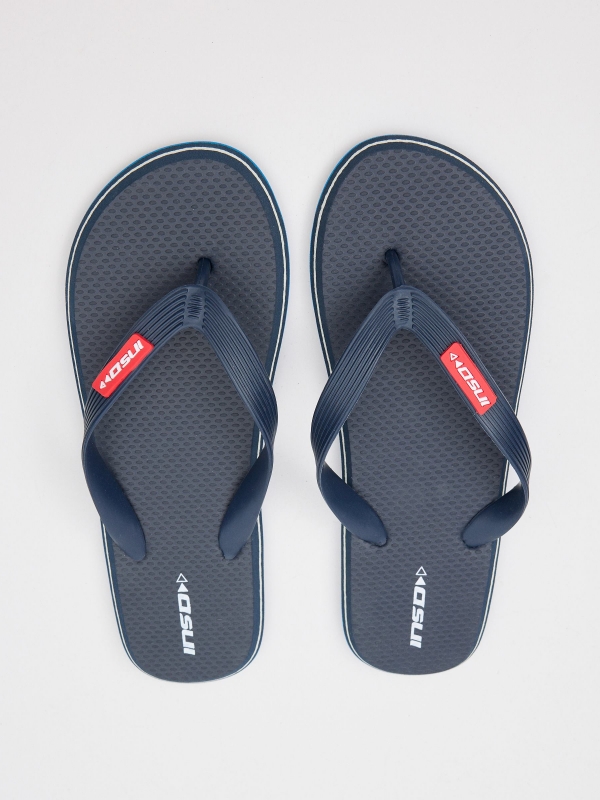 Chinelo azul marinho com tiras gravadas