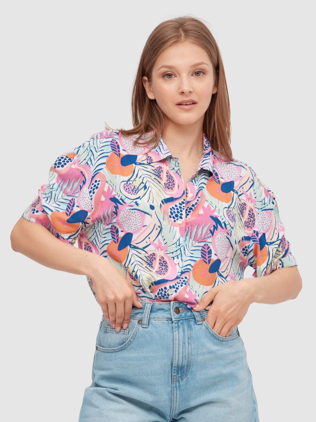 Camisa estampado tropical multicolorido vista meia frontal