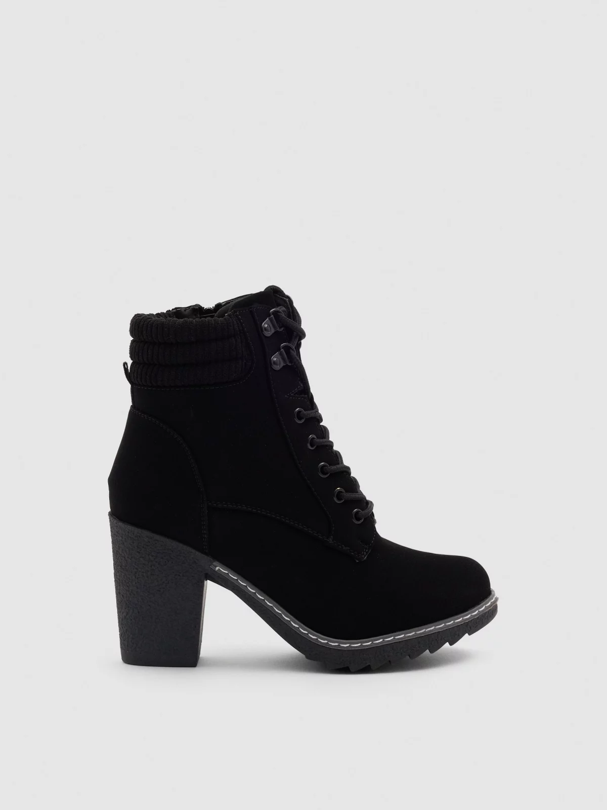 Botins com gola combinada preto