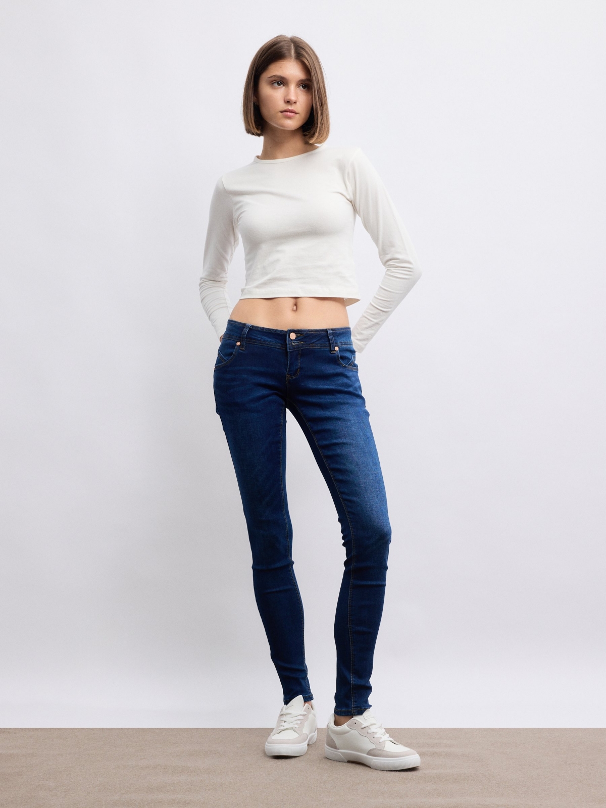 Jeans skinny gastado de cintura baixa