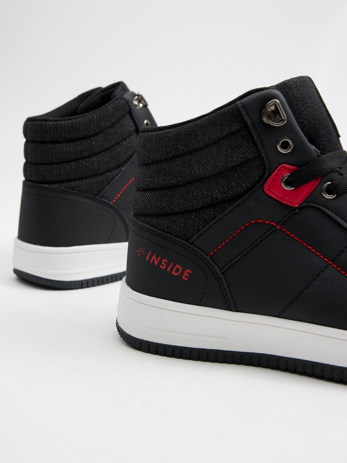 Bota esportiva denim combinada preto vista detalhe