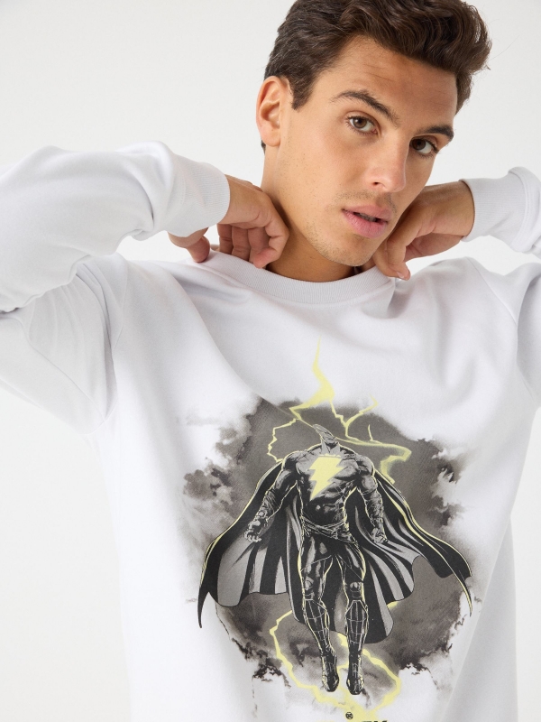 Black Adam sweatshirt branco vista detalhe