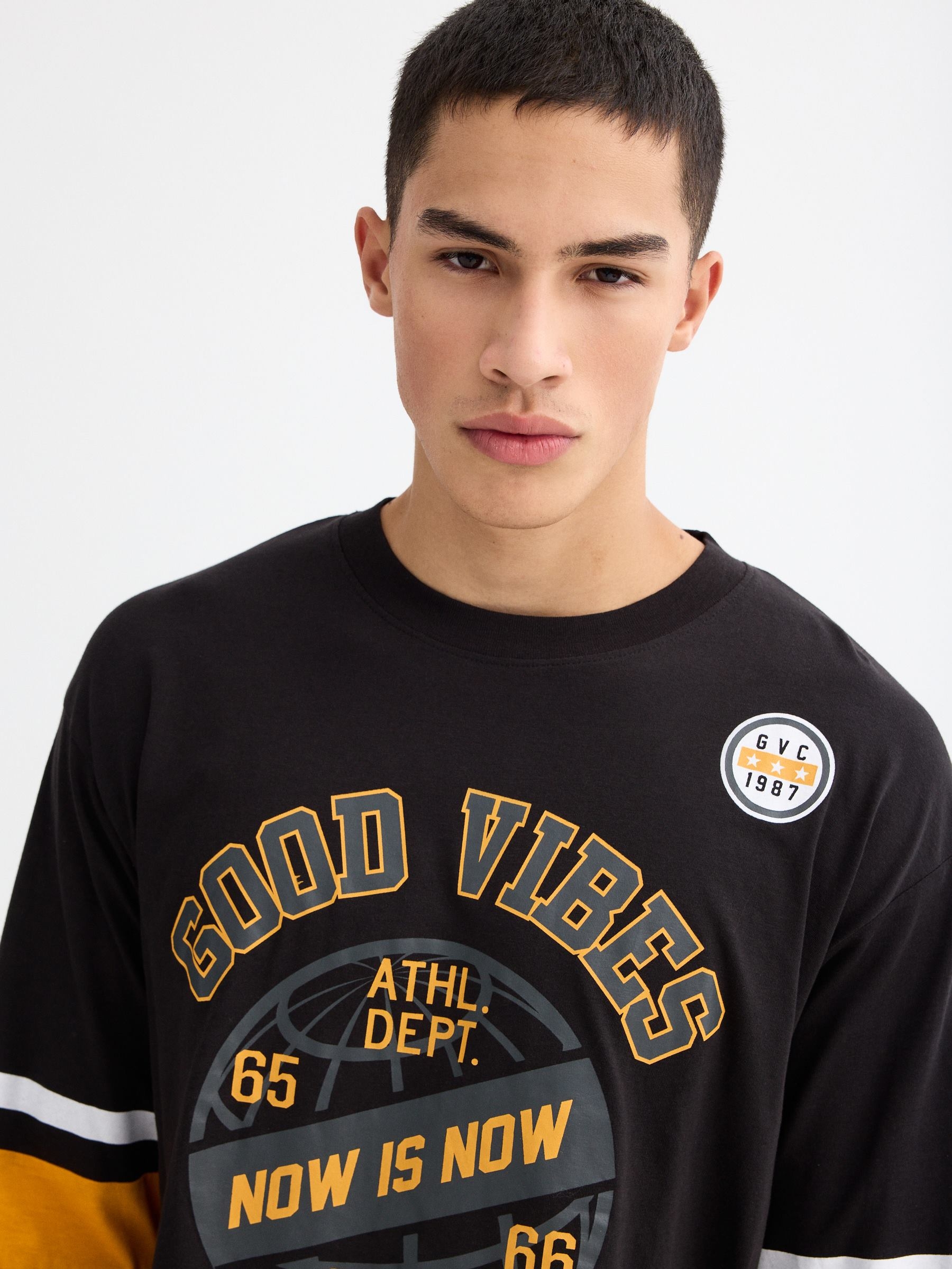 T-shirt de impressão deportivo preto vista meia frontal