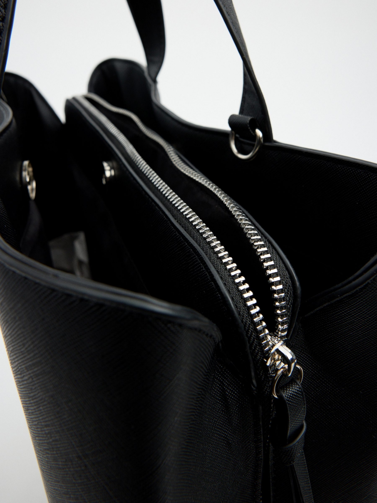 Bolso shopper efecto piel negro negro vista detalle