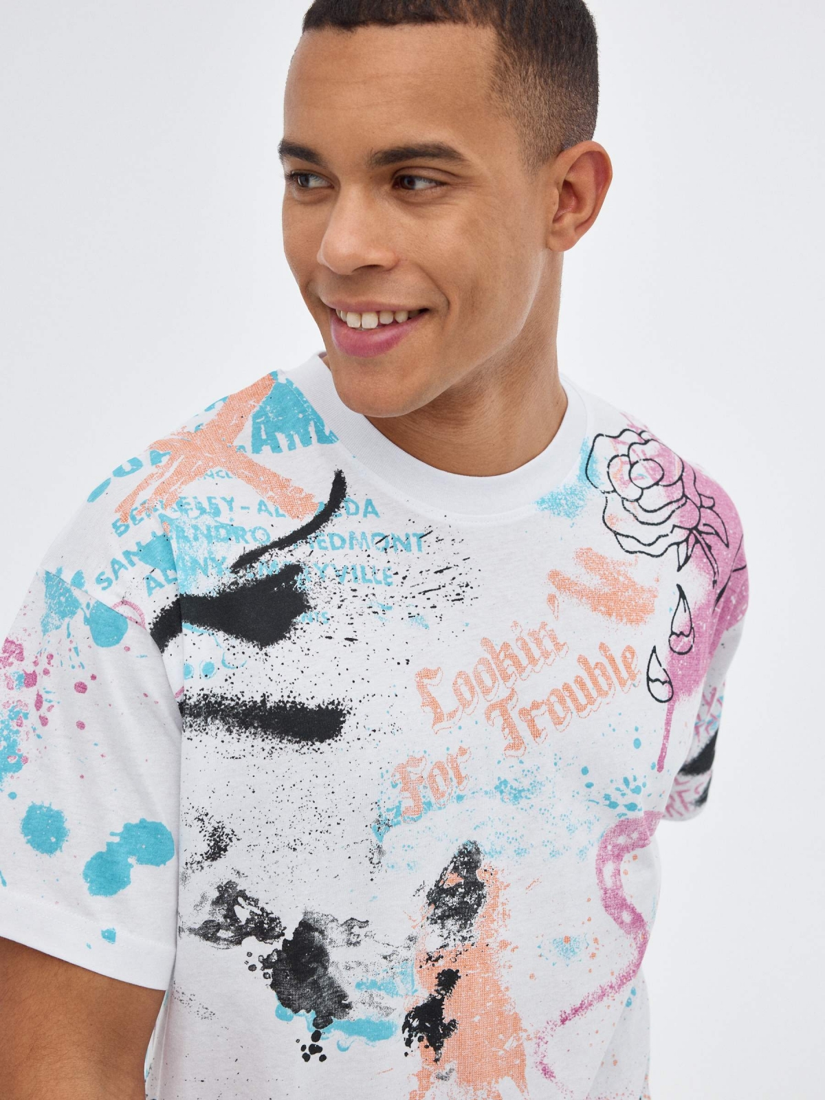 Camiseta oversized graffiti blanco vista detalle