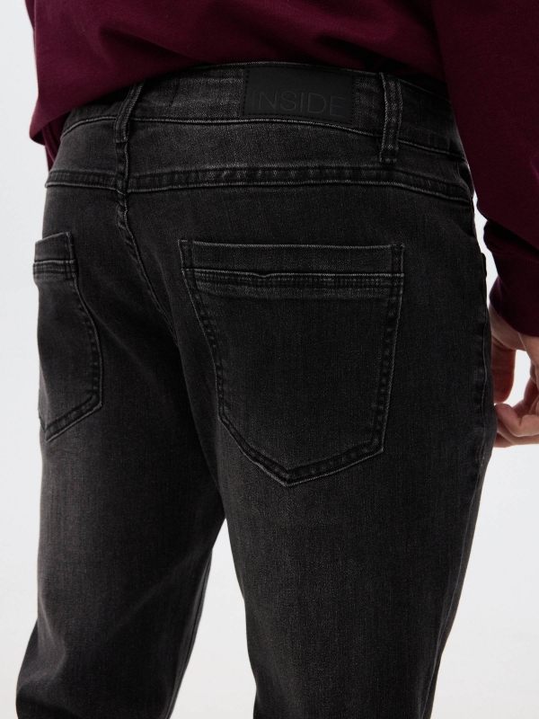 Jeans regular negro vista detalle