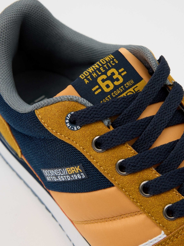 Deportiva casual combinada mostaza vista detalle