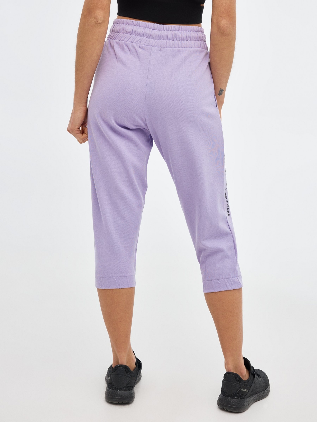 Pantalón jogger capri malva vista media trasera