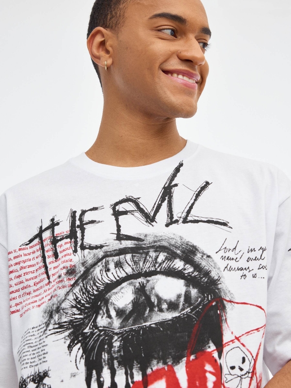 Camiseta oversized con estampado graffiti blanco vista detalle