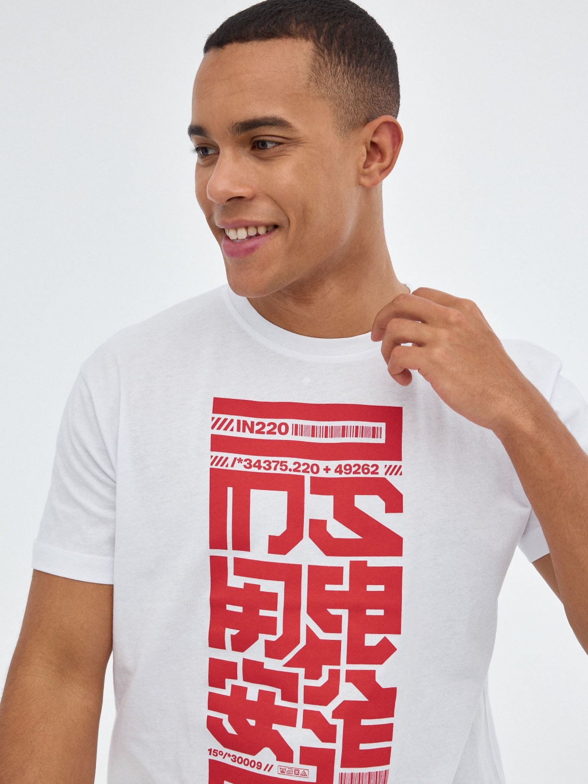 Camiseta negra estilo japonés blanco vista detalle