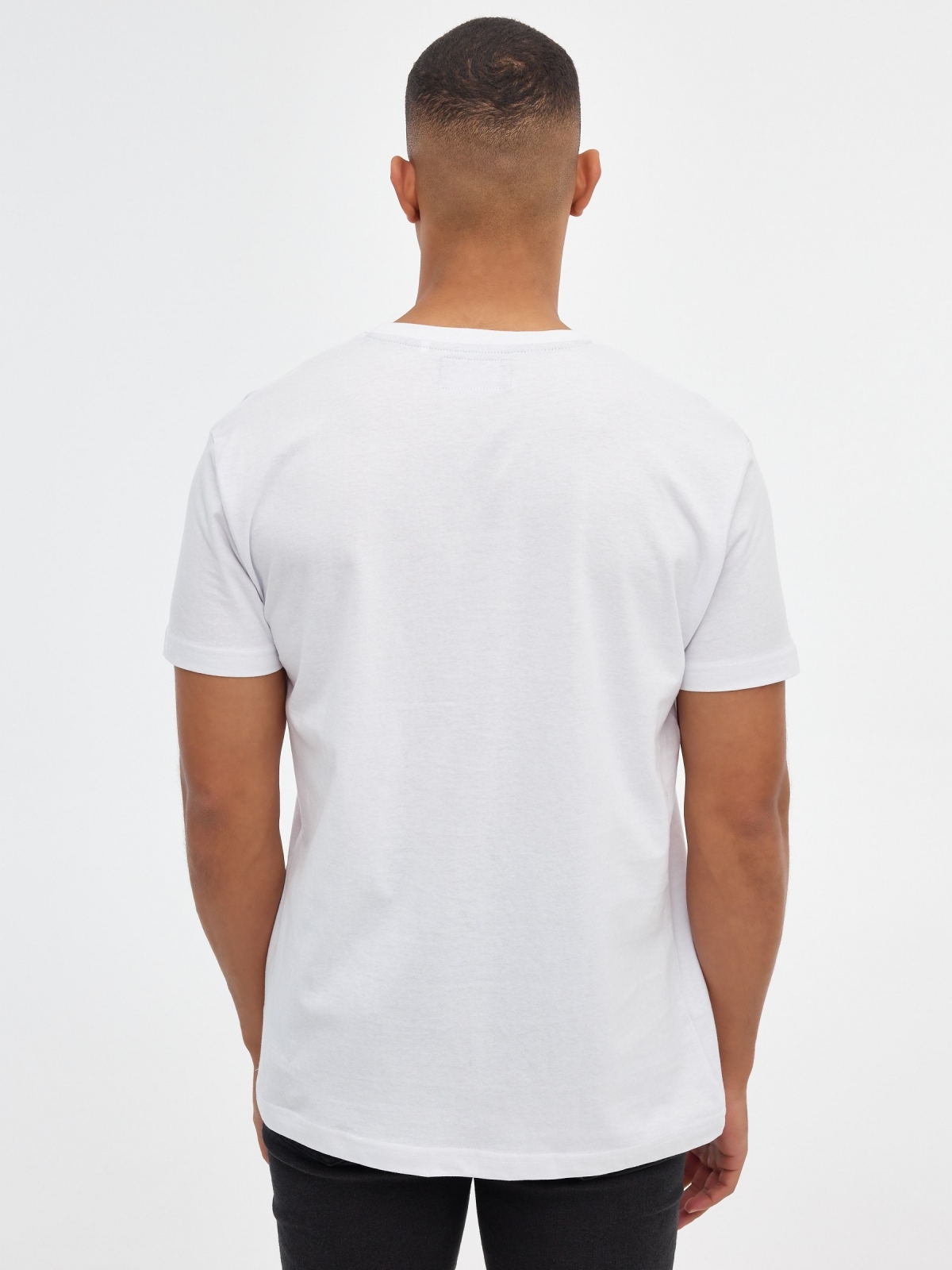 T-shirt com impressão de texto branco vista meia traseira