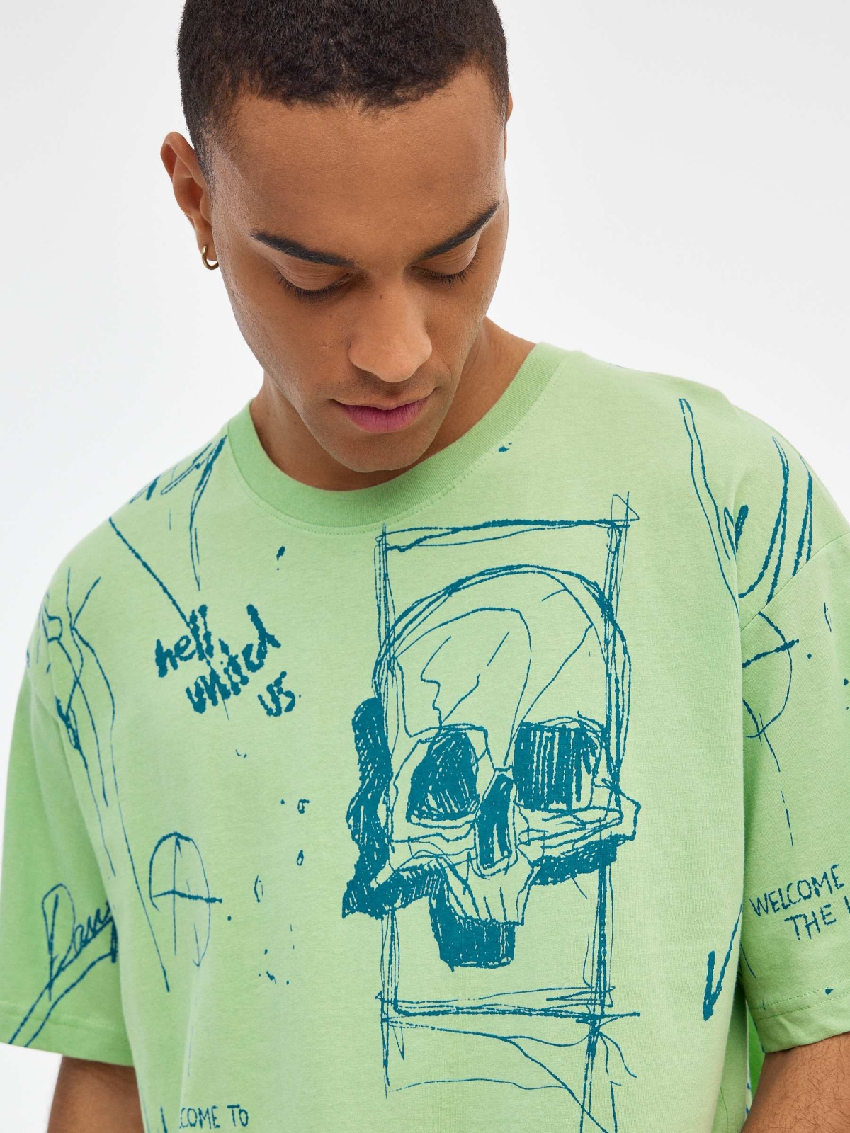 Camiseta oversized print calavera verde claro primer plano