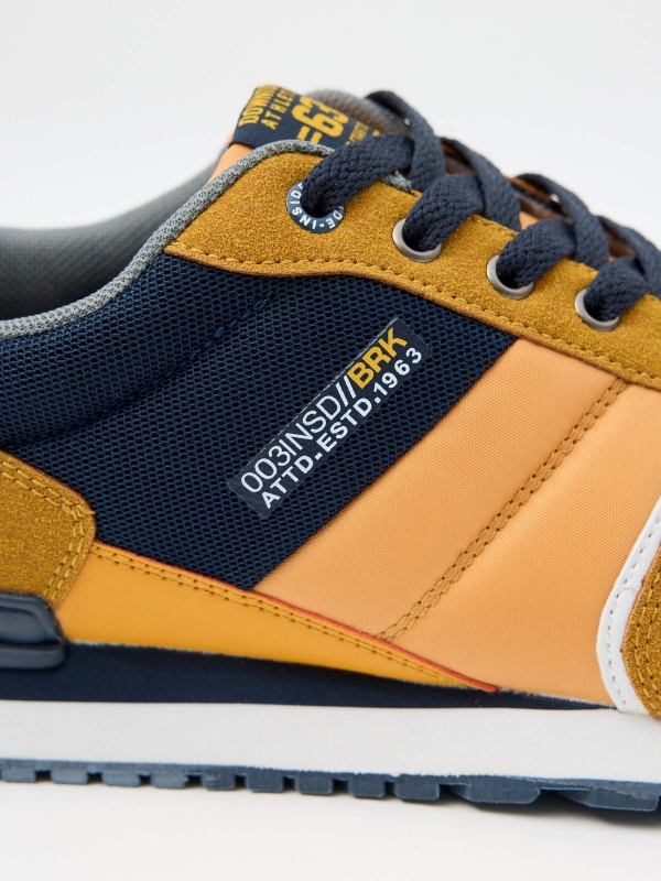Deportiva casual combinada mostaza vista detalle