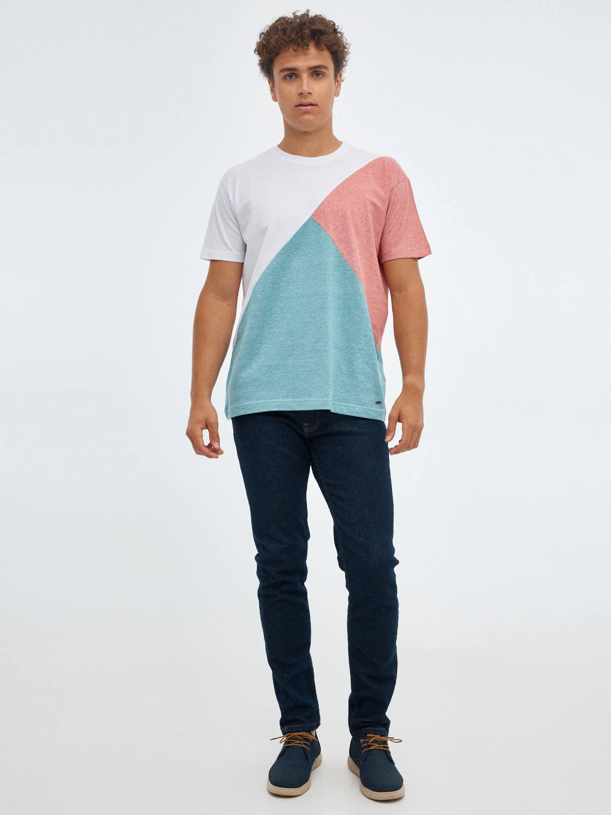 Camiseta geometrica color block blanco vista general frontal