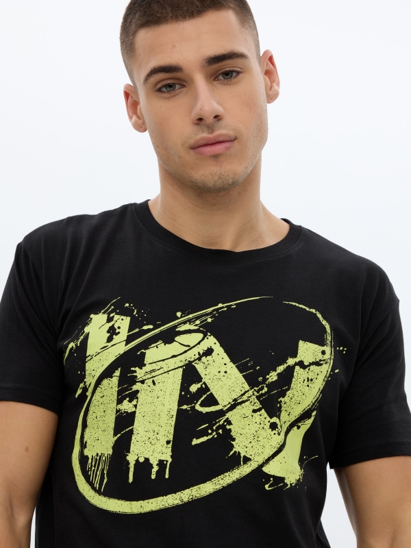 Camiseta estampado inside negro vista detalle