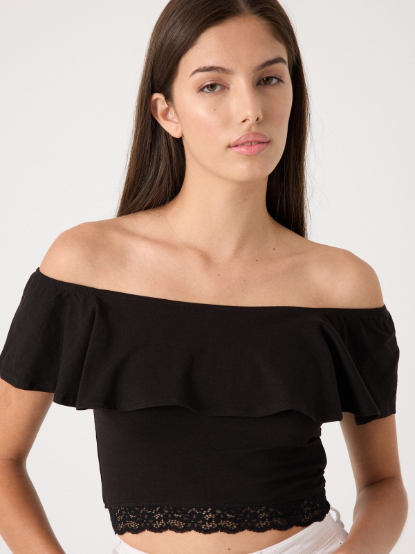 Top bardot com babado preto vista detalhe