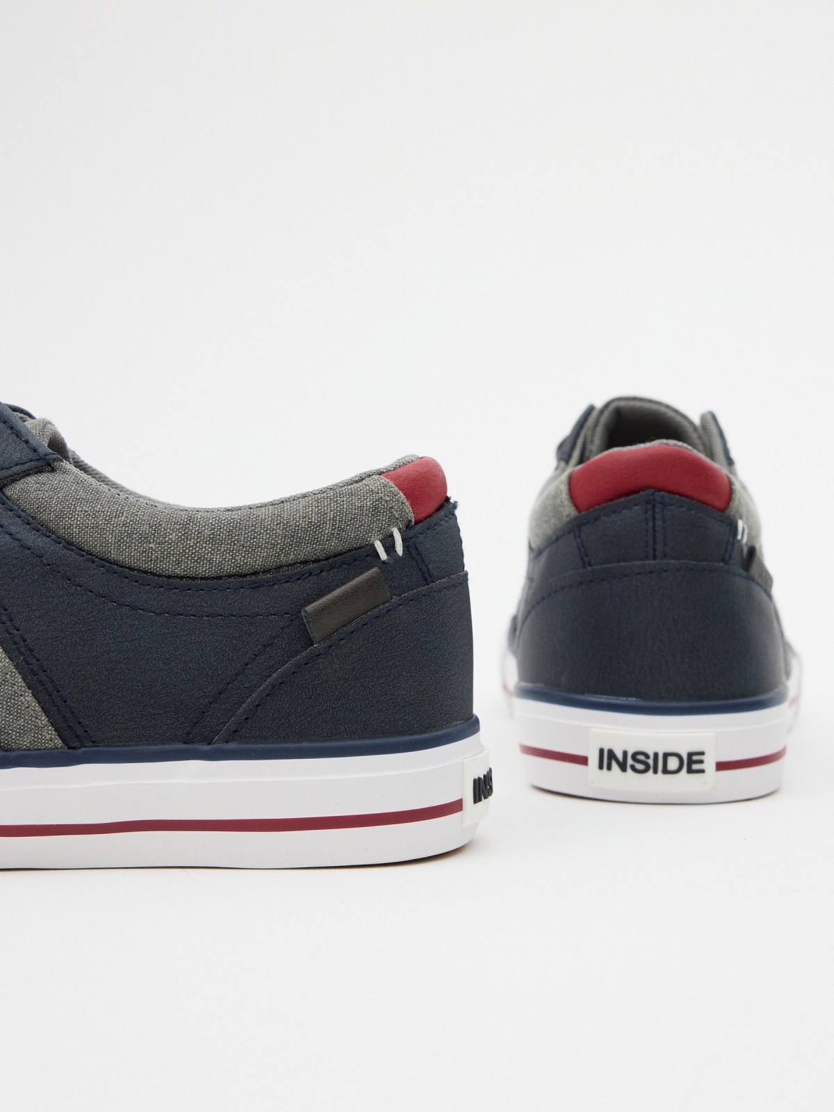 Sneakers com biqueira casual azul marinho vista detalhe