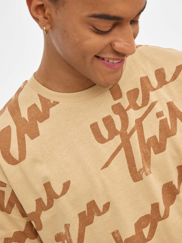 Text print t-shirt earth brown detail view