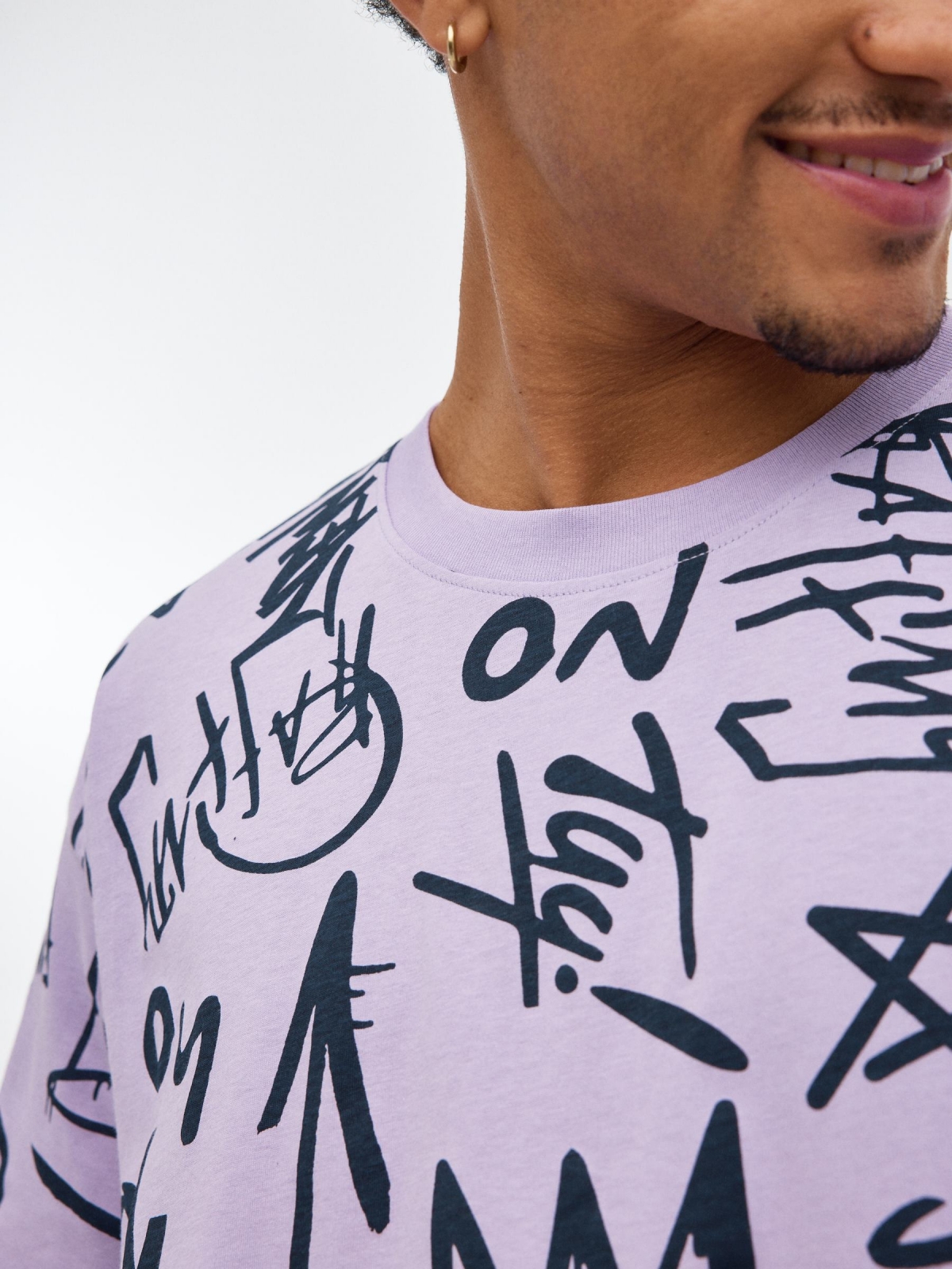 Graffiti printed t-shirt mauve detail view