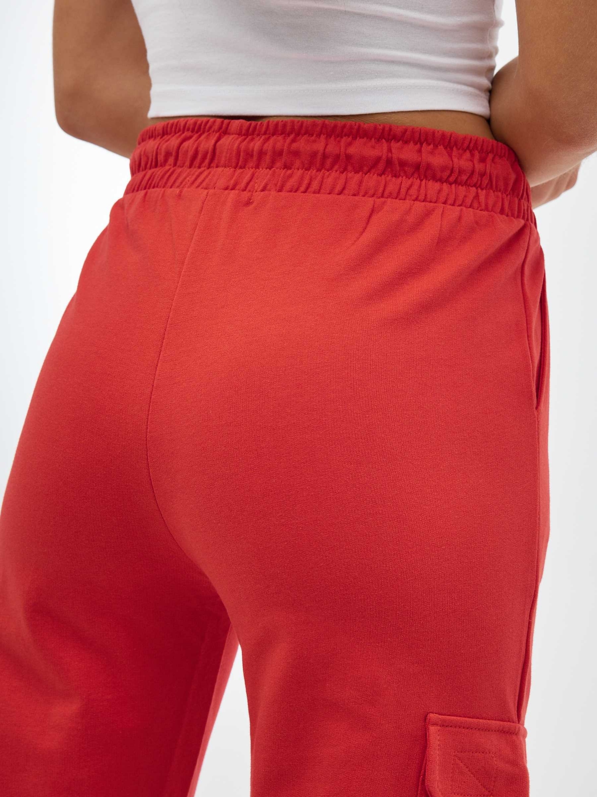 Pantalón jogger felpa naranja vista detalle