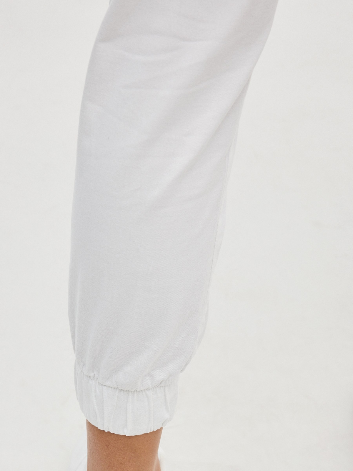 Pantalón jogger básicos con goma blanco vista detalle