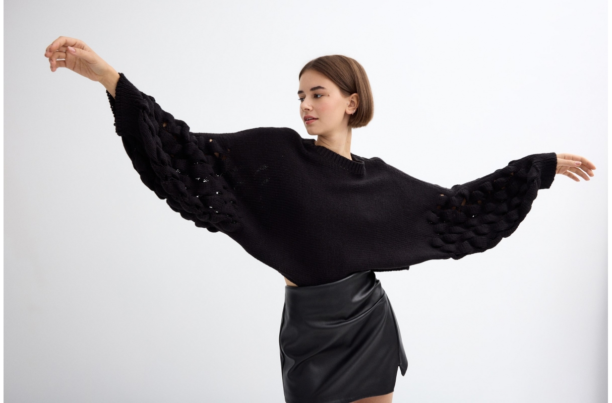 Crop sweater with puffed sleeves black middle front view