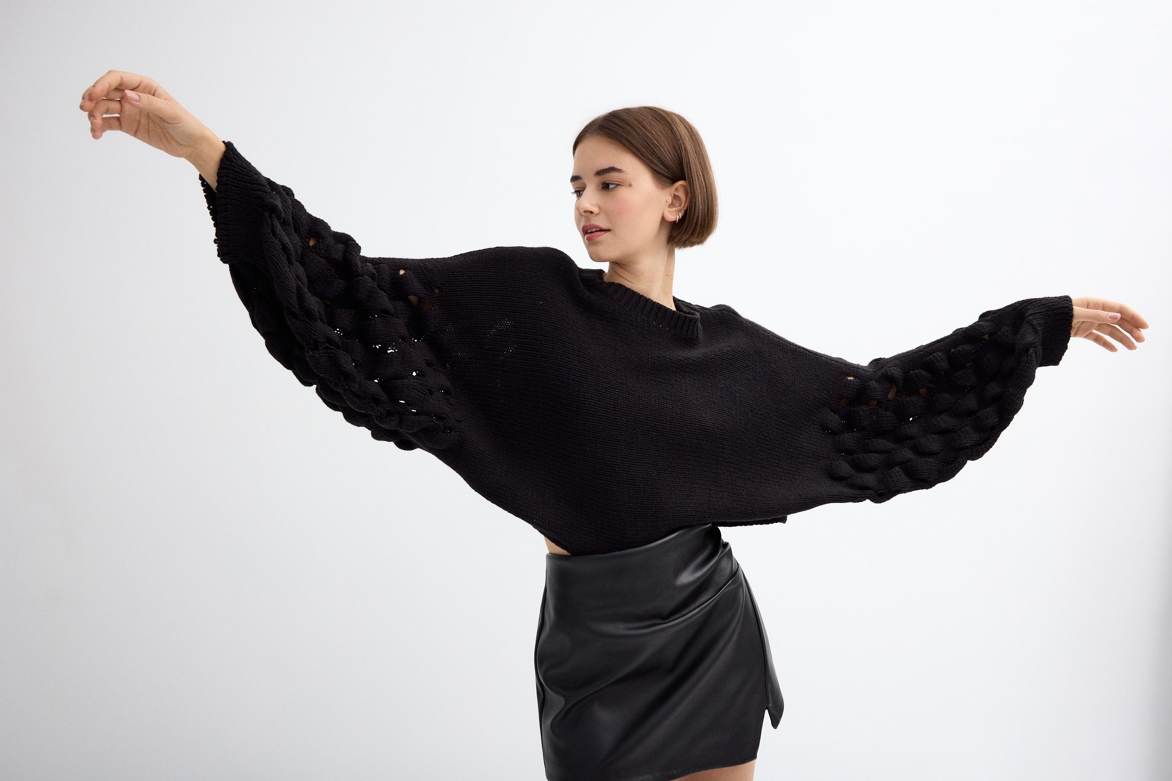 Crop sweater with puffed sleeves black middle front view