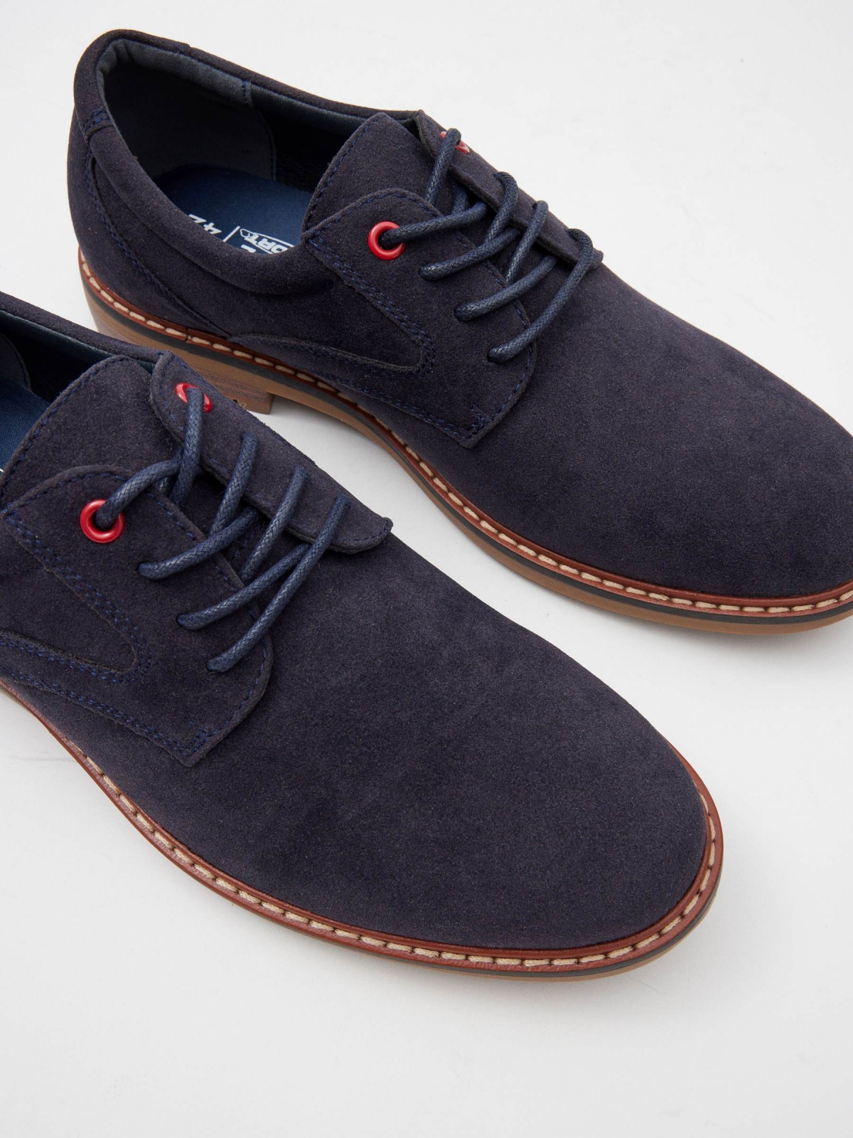 Zapato clásico de hombre azul oscuro vista detalle