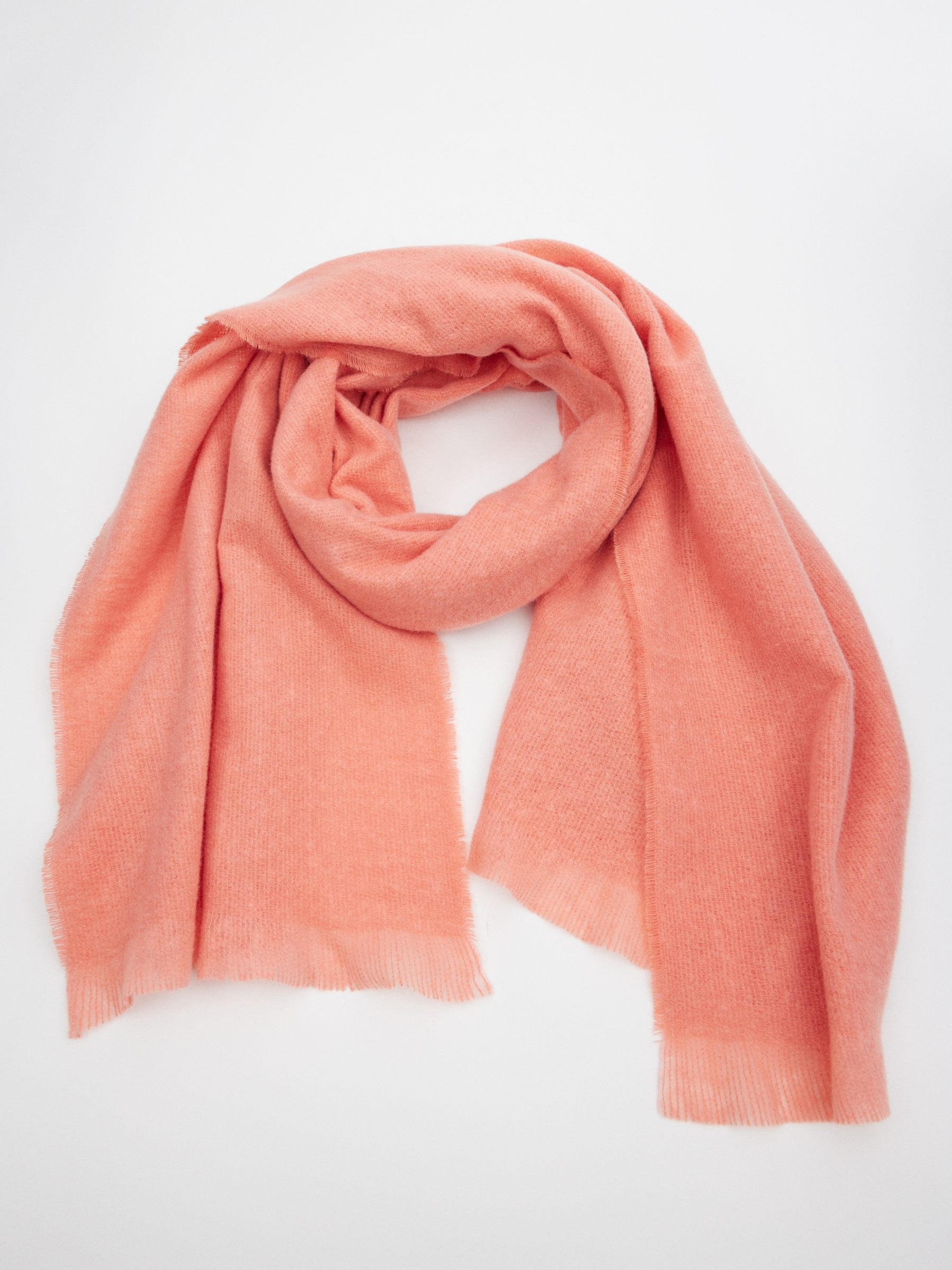 Colored knitted scarf powdered pink