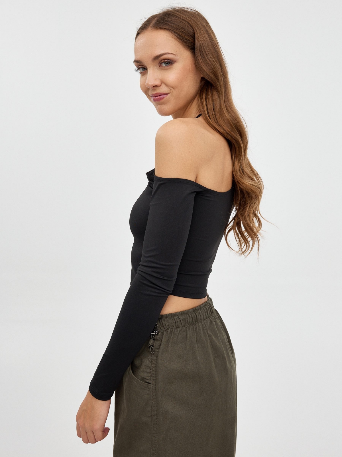 Crop top cut out preto vista detalhe