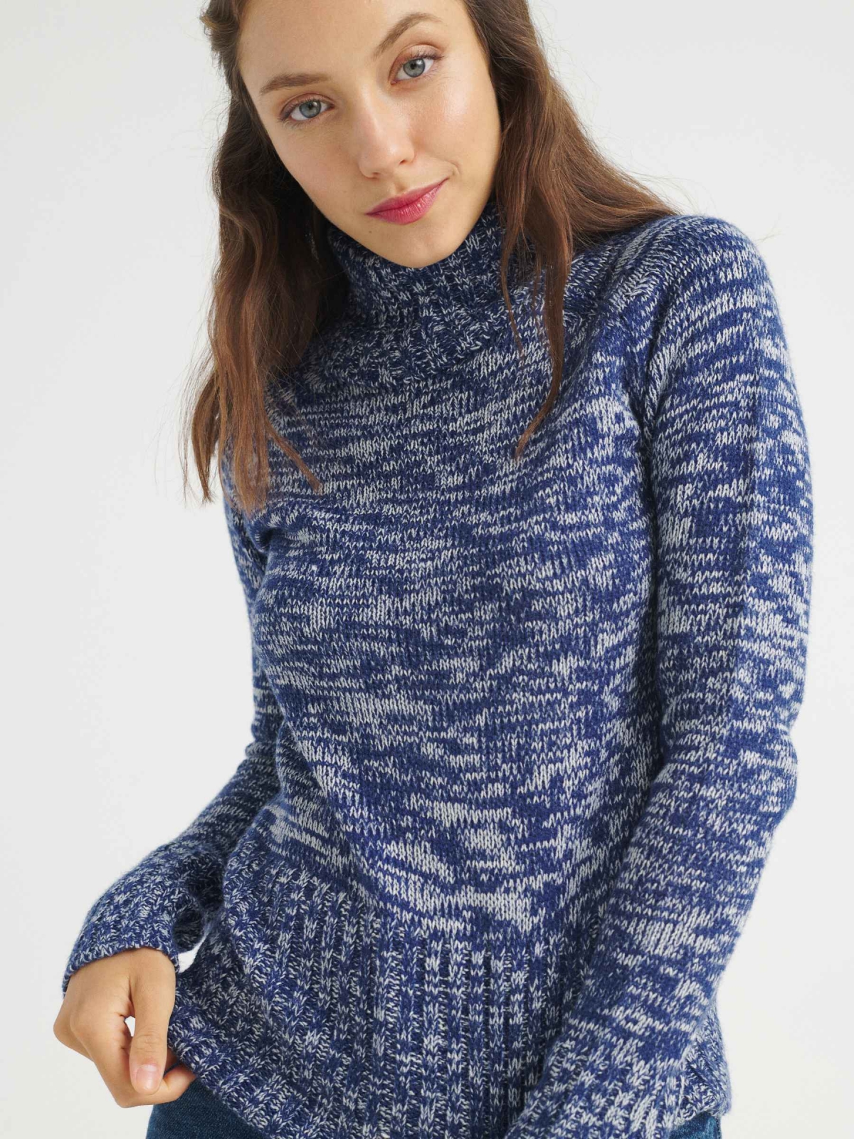 Camisola de gola alta em malha polar azul vista detalhe