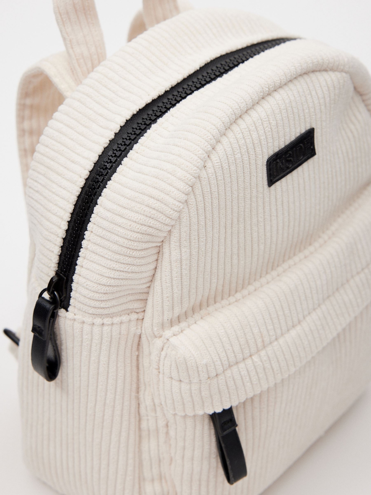 Mochila casual de pana beige vista detalle