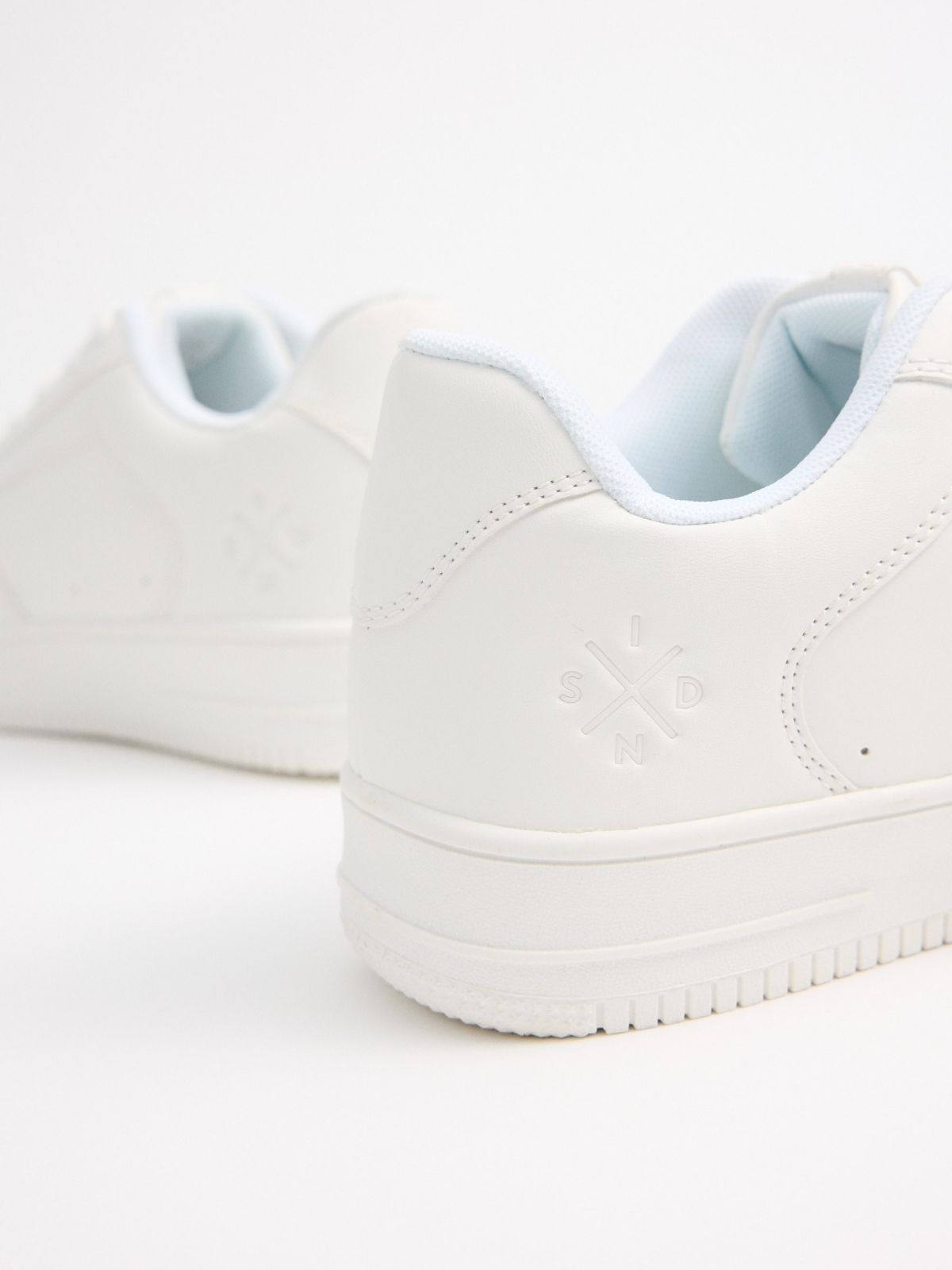 Basic casual combined sneaker white detail view