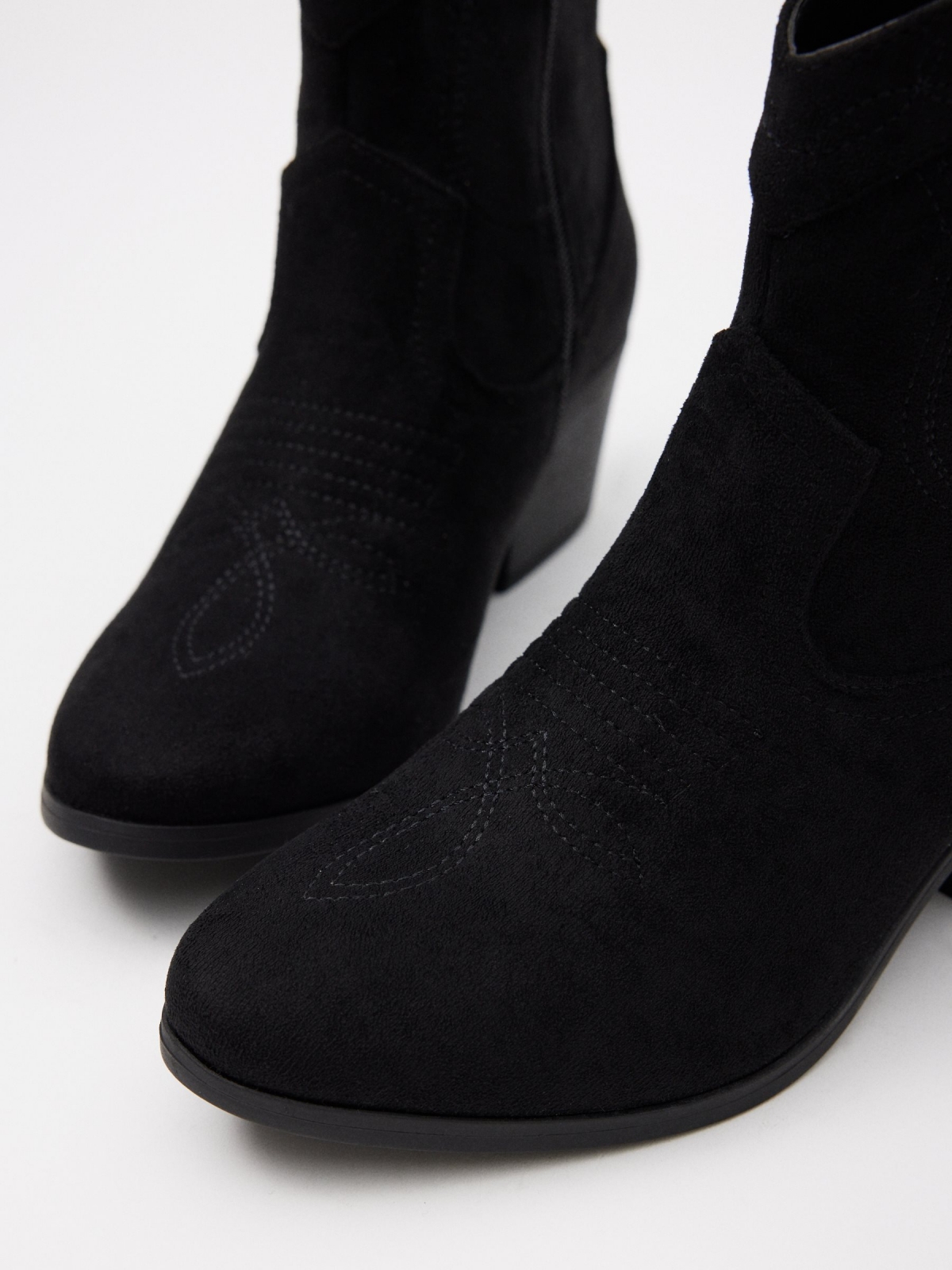 Botin cowboy negro vista detalle