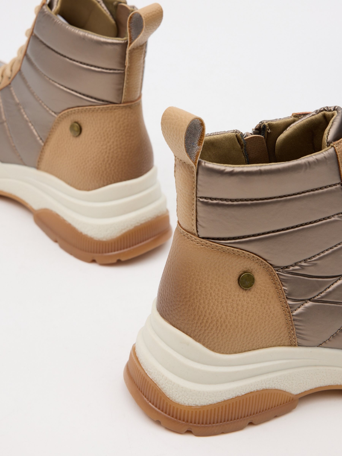 Bota deportiva nylon plataforma beige vista detalle