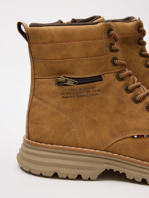 Bota de alpinismo com fecho amarelo vista detalhe