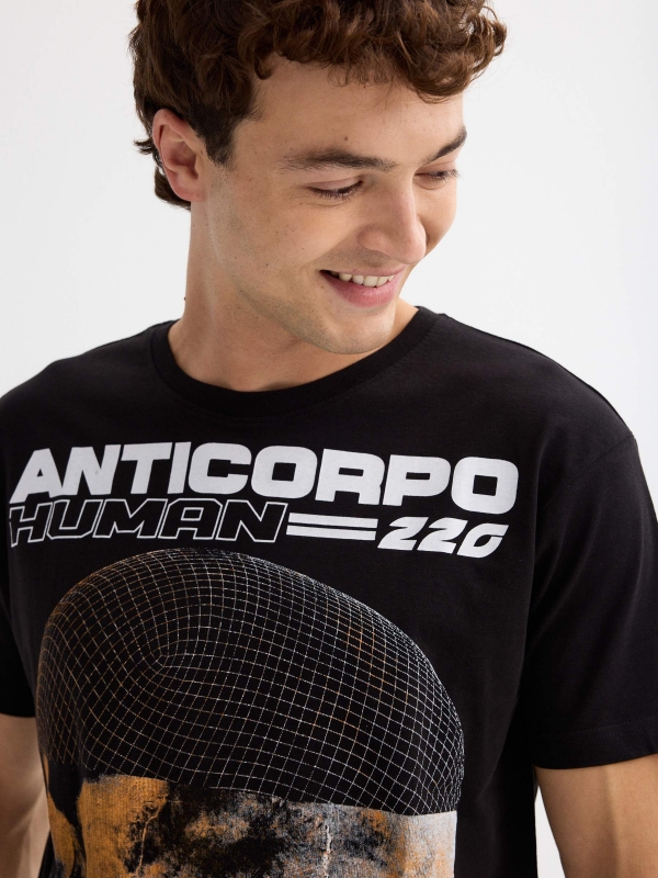 T-shirt Anticorpo preto vista detalhe