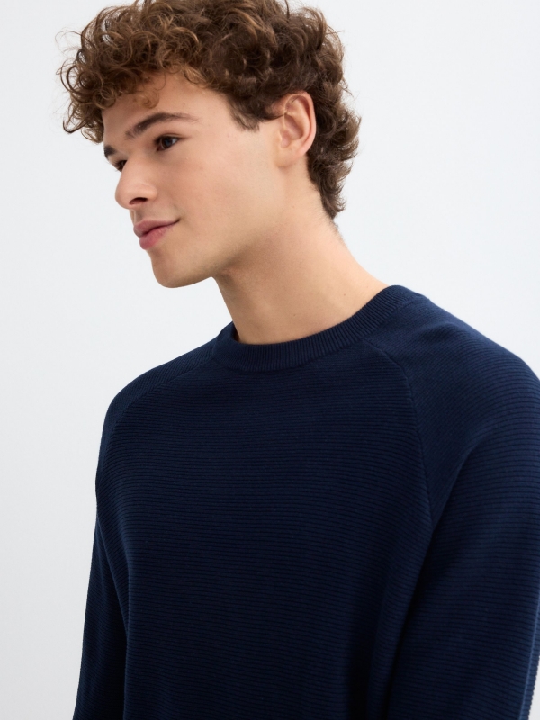 Camisola básica com nervuras azul marinho vista detalhe