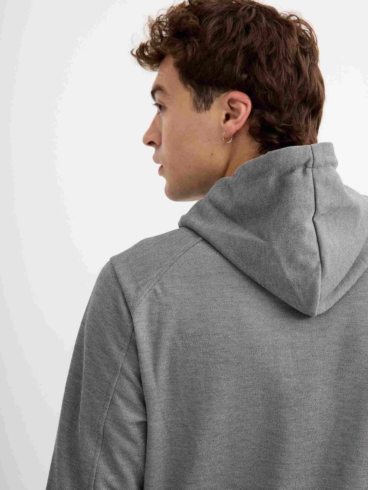 Sweatshirt com capuz semicerrada cinza vista detalhe