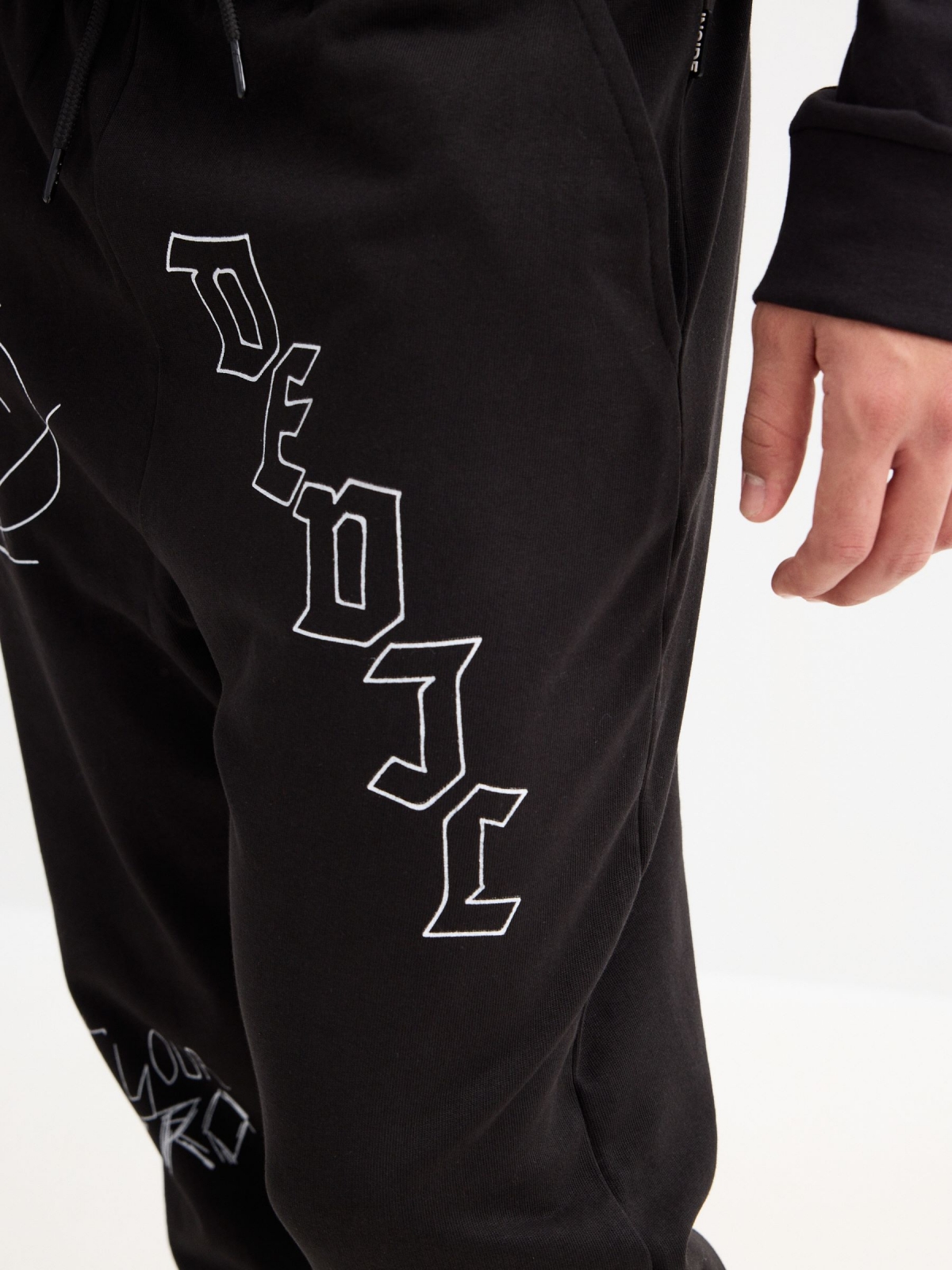 DEDJE jogger pants black detail view