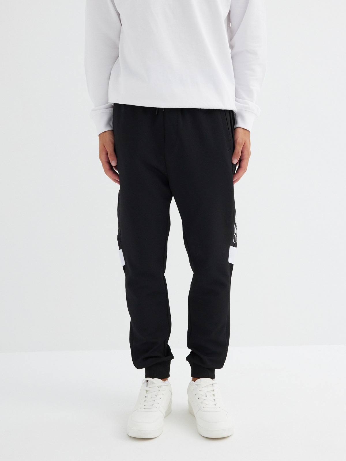 Pantalón deportivo jogger negro vista media frontal