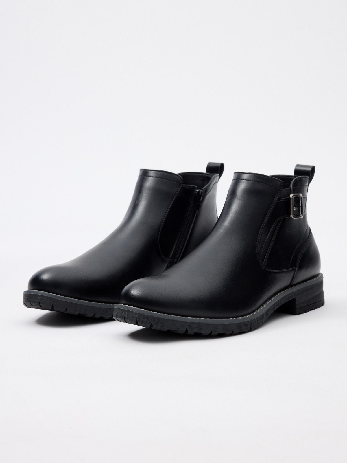 Botins Chelsea para homem vista frontal 45º