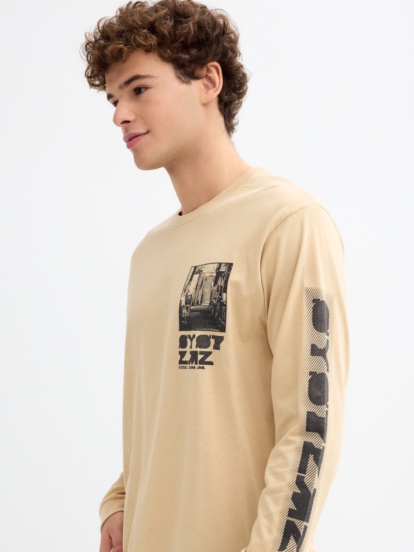 Graphic print T-shirt on sleeves sand detail view