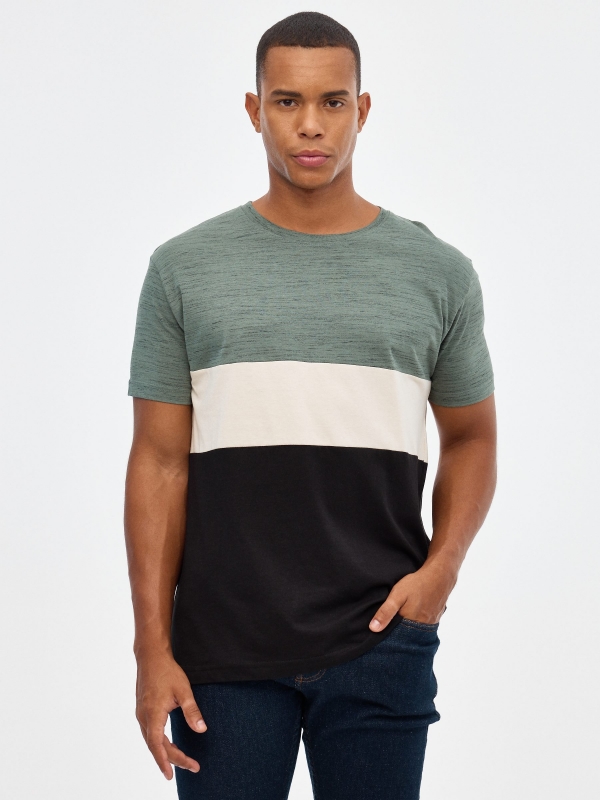 Camiseta regular color block negro vista media frontal