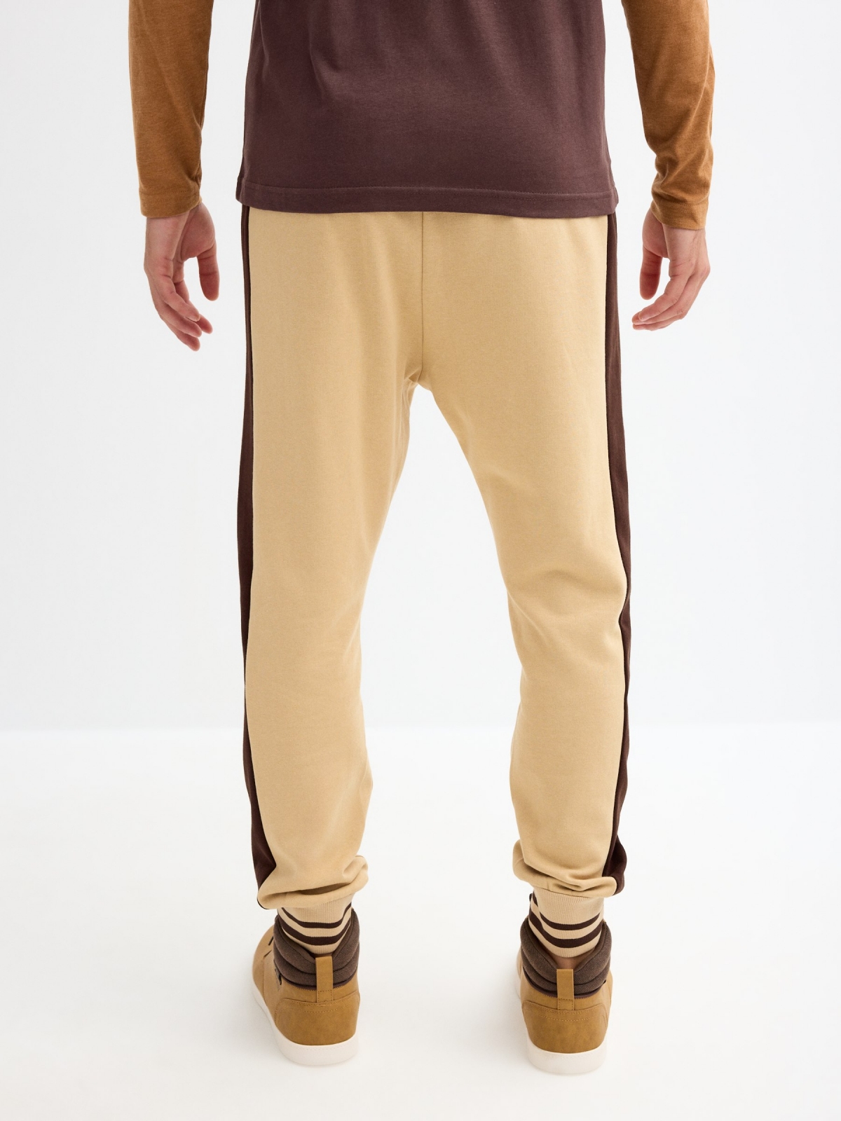 Pantalón jogger SN beige vista media trasera