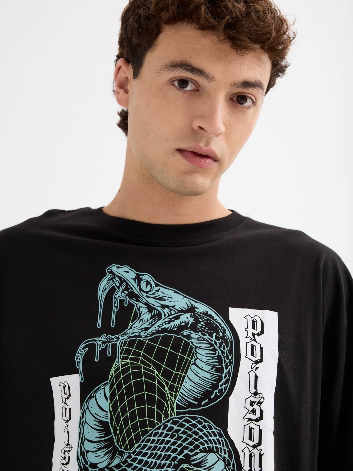 Camiseta oversized print serpiente negro vista detalle