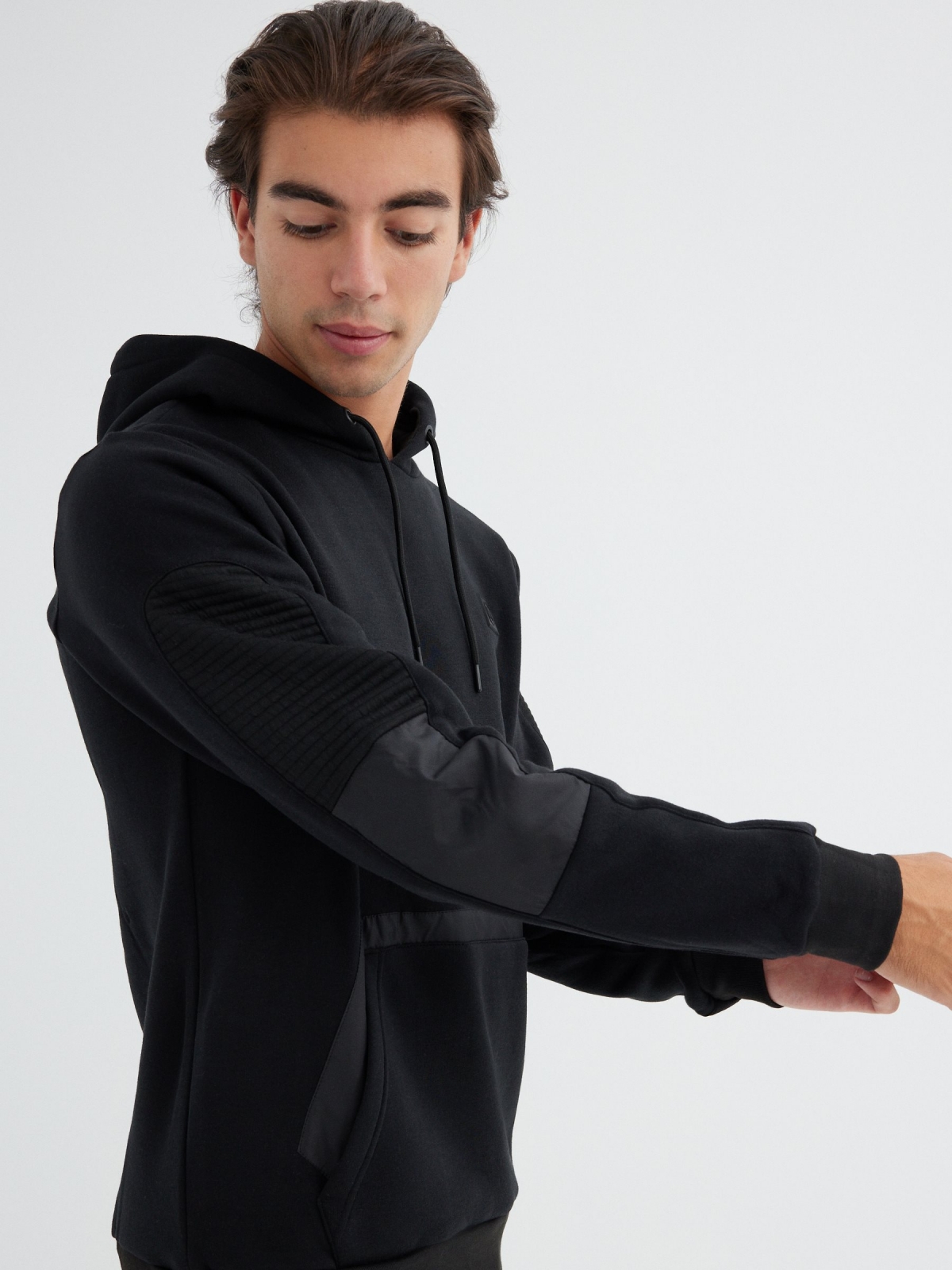 Sweatshirt com capuz canguru preto vista detalhe