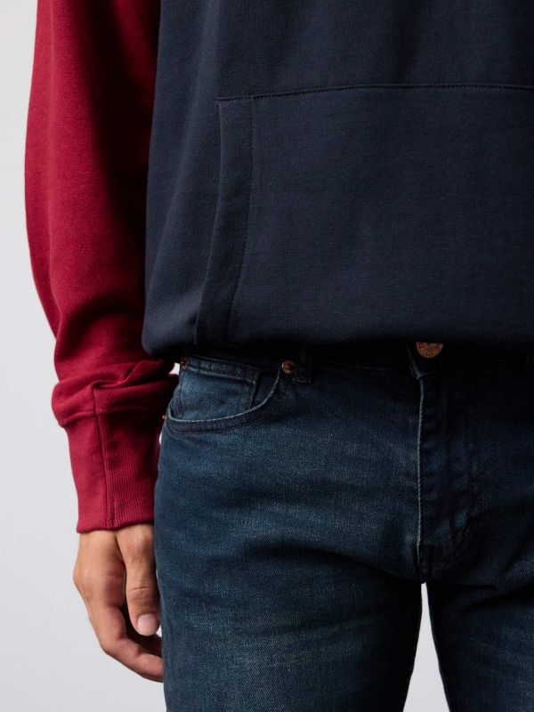 Sweatshirt de malha gráfica com color block granada vista detalhe