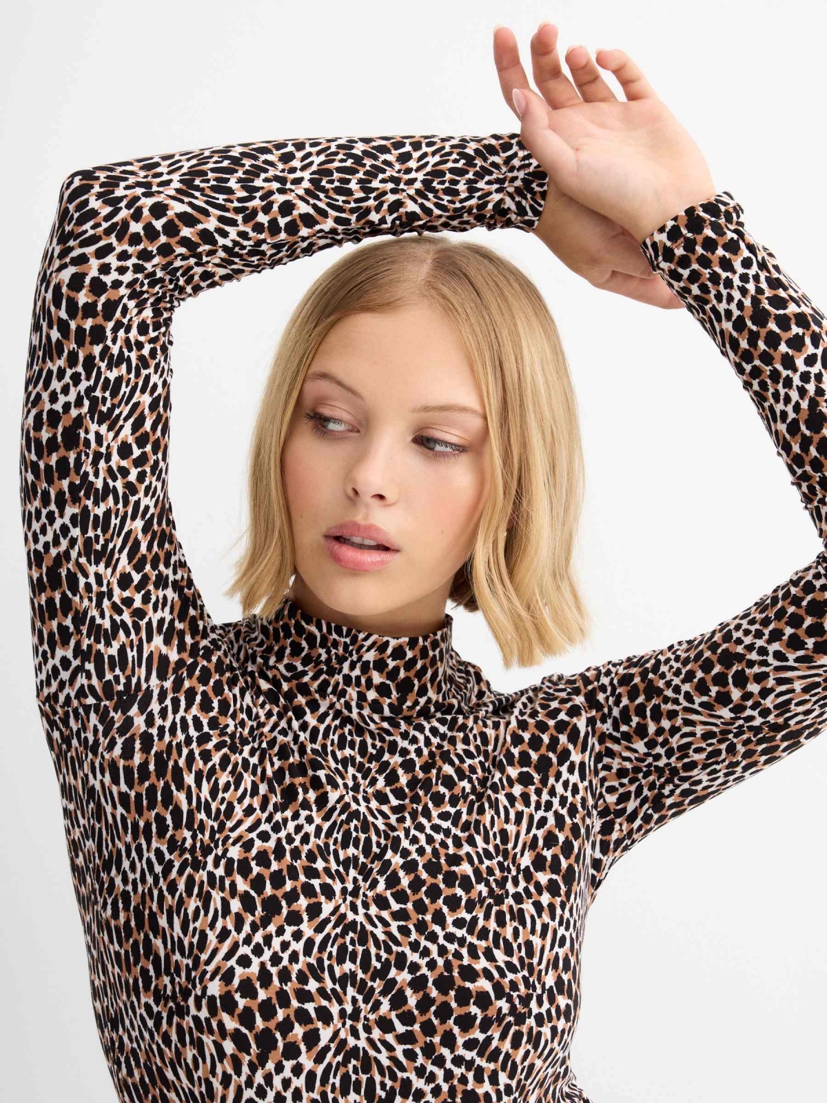 Camiseta slim animal print perkins negro vista detalle