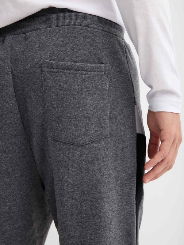 Pantalón jogger WRLDWD gris melange vista detalle